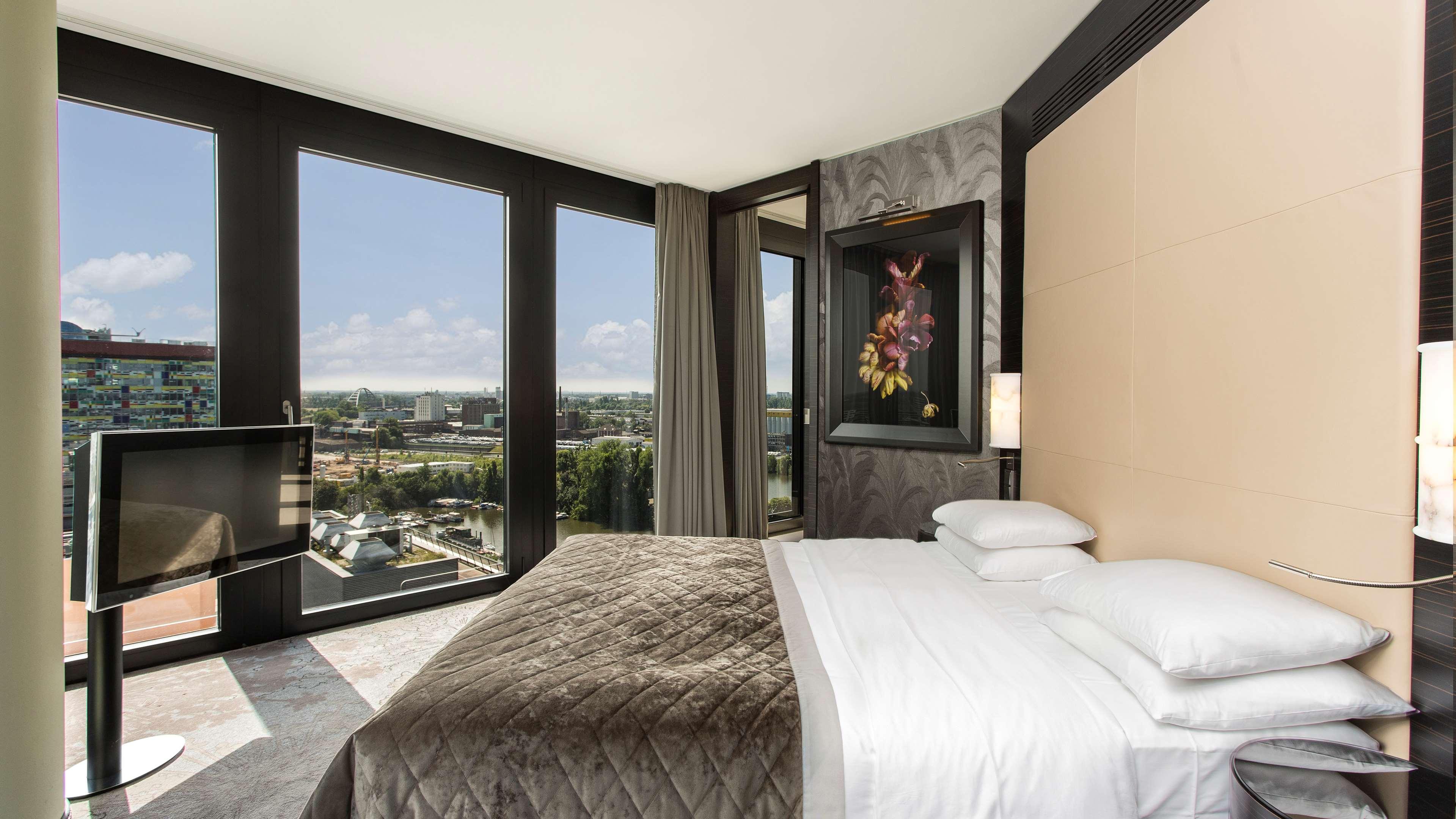 Hyatt Regency Dusseldorf Hotel Екстериор снимка A bedroom at the hotel