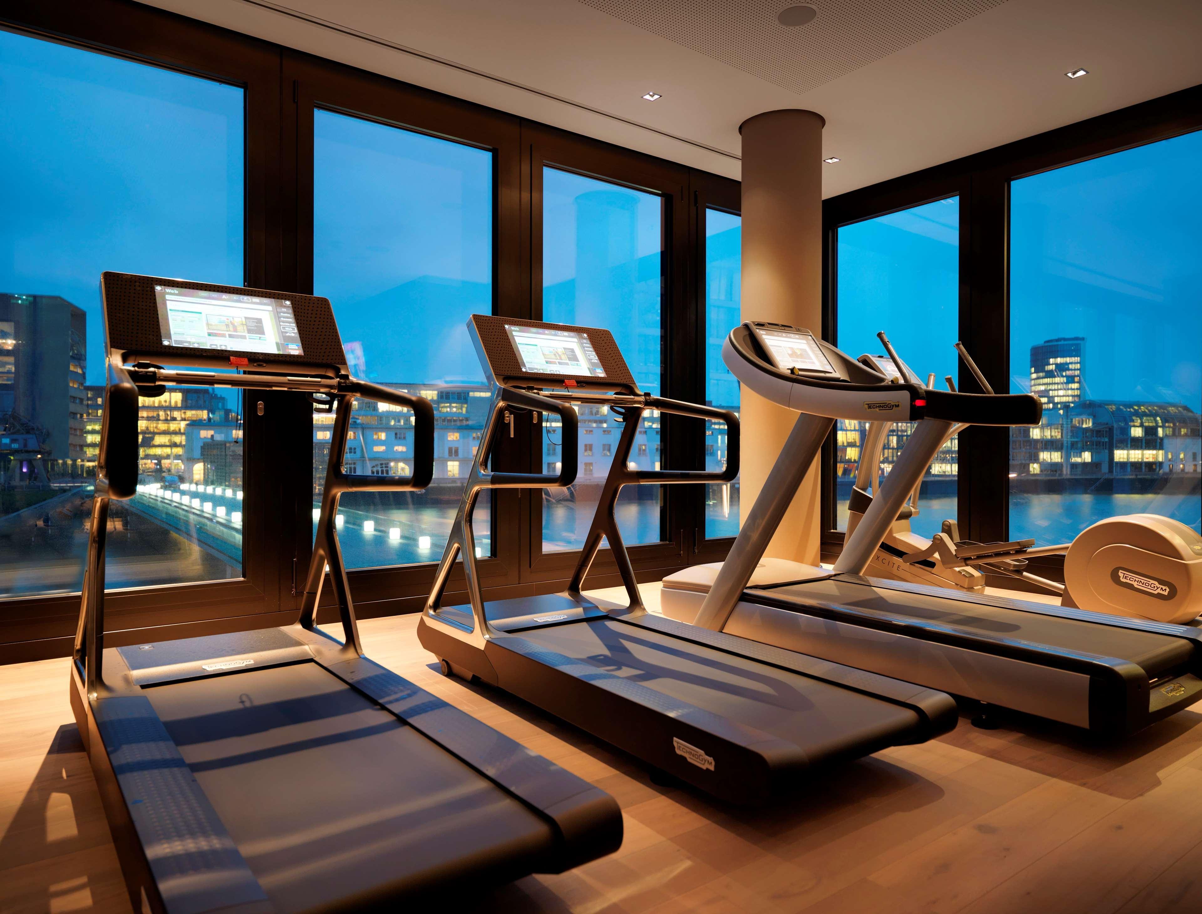 Hyatt Regency Dusseldorf Hotel Екстериор снимка The gym at The Landmark, Hong Kong
