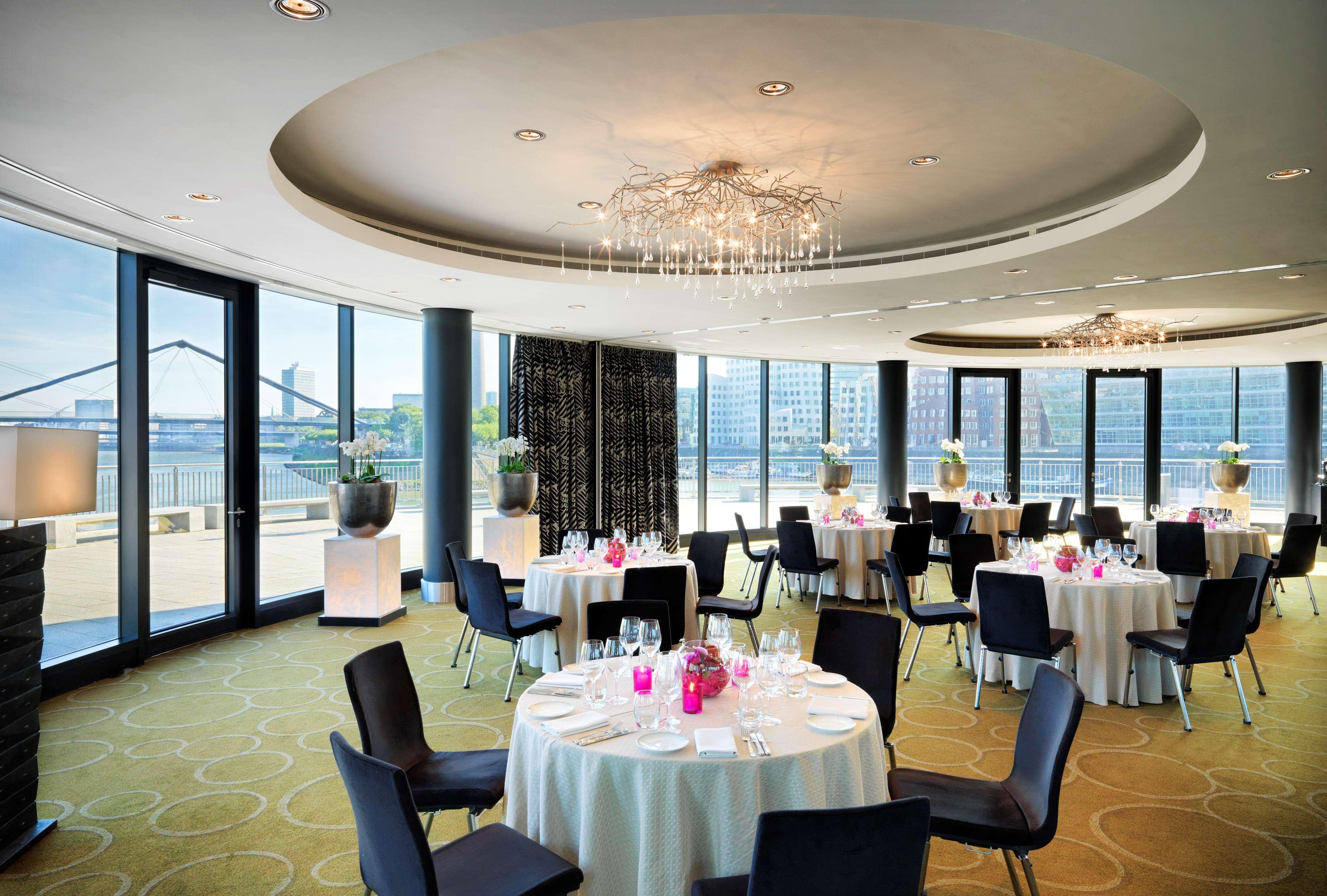 Hyatt Regency Dusseldorf Hotel Екстериор снимка The Club Lounge at the Hong Kong International Convention and Exhibition Centre