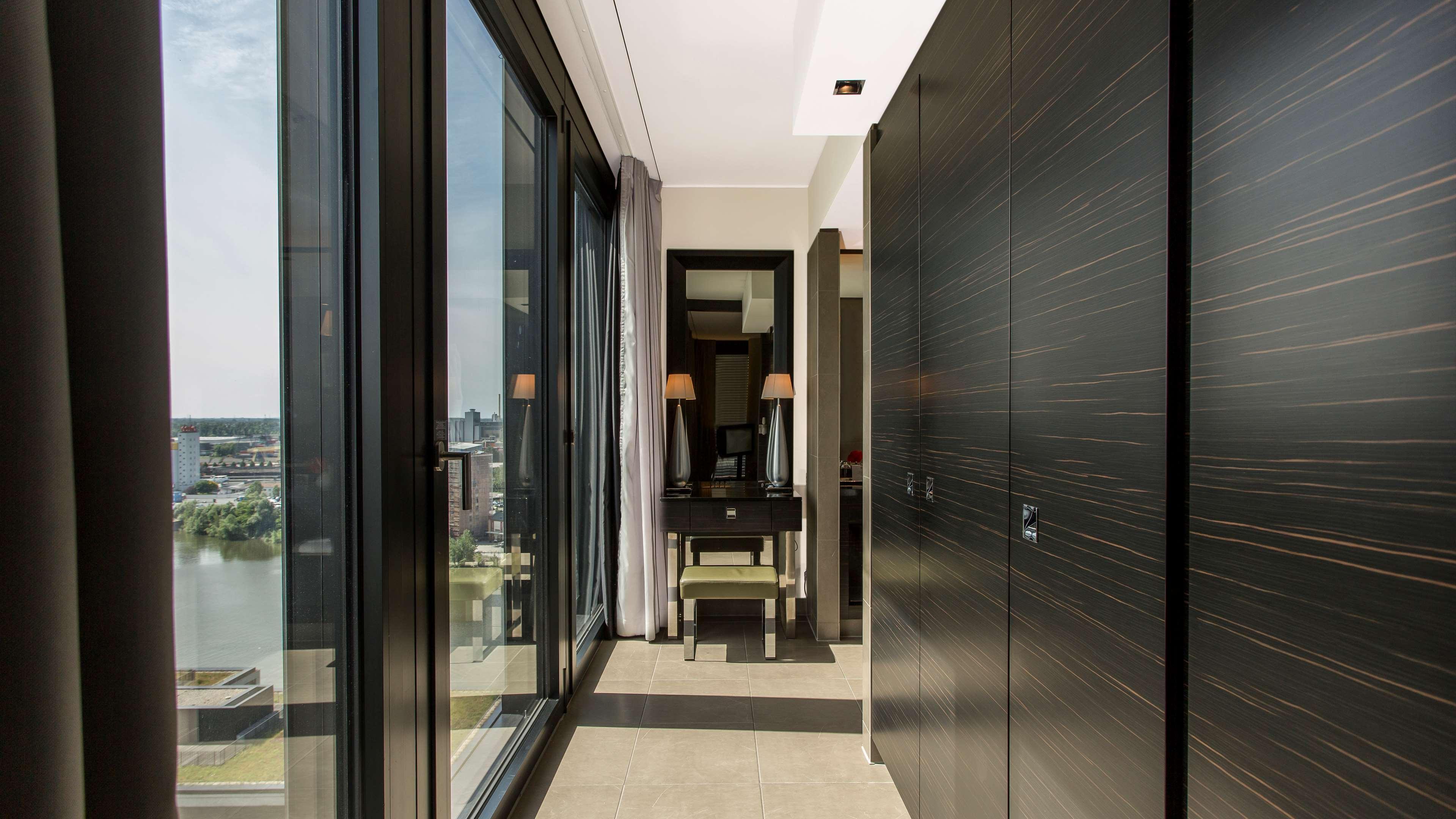 Hyatt Regency Dusseldorf Hotel Екстериор снимка Interior of a suite