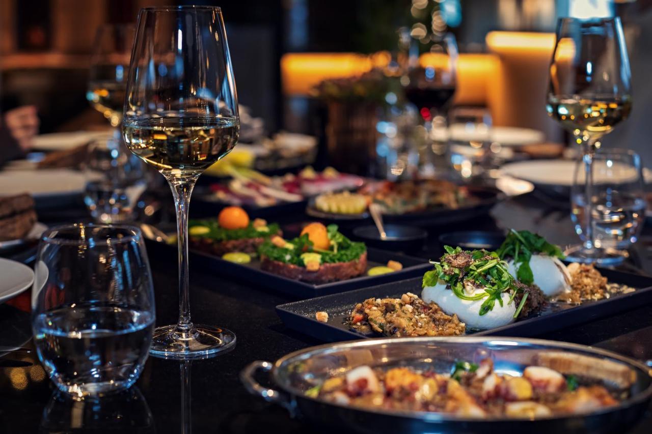 Hyatt Regency Dusseldorf Hotel Екстериор снимка A selection of tapas