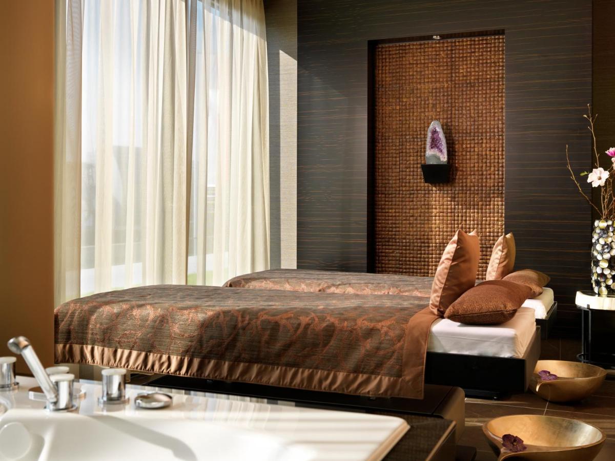 Hyatt Regency Dusseldorf Hotel Екстериор снимка A modern bedroom