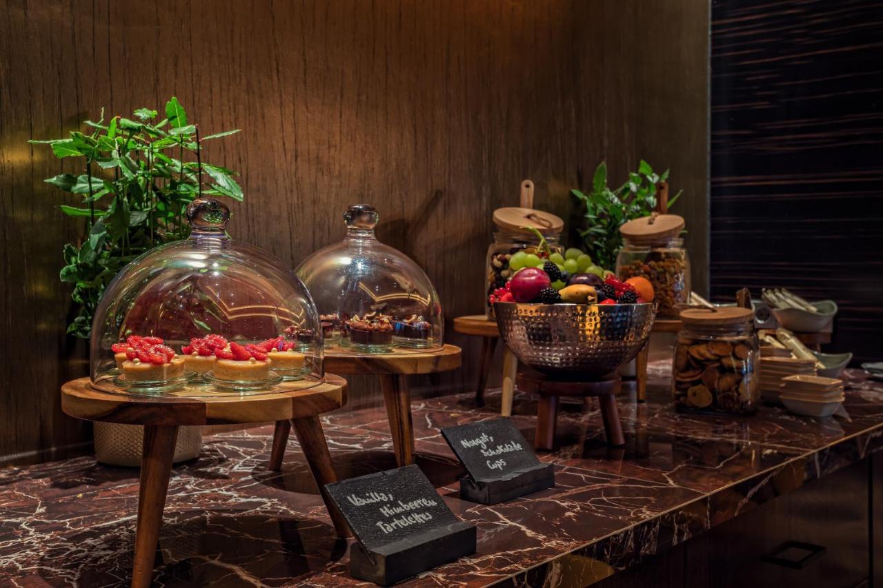 Hyatt Regency Dusseldorf Hotel Екстериор снимка A dessert buffet at a hotel
