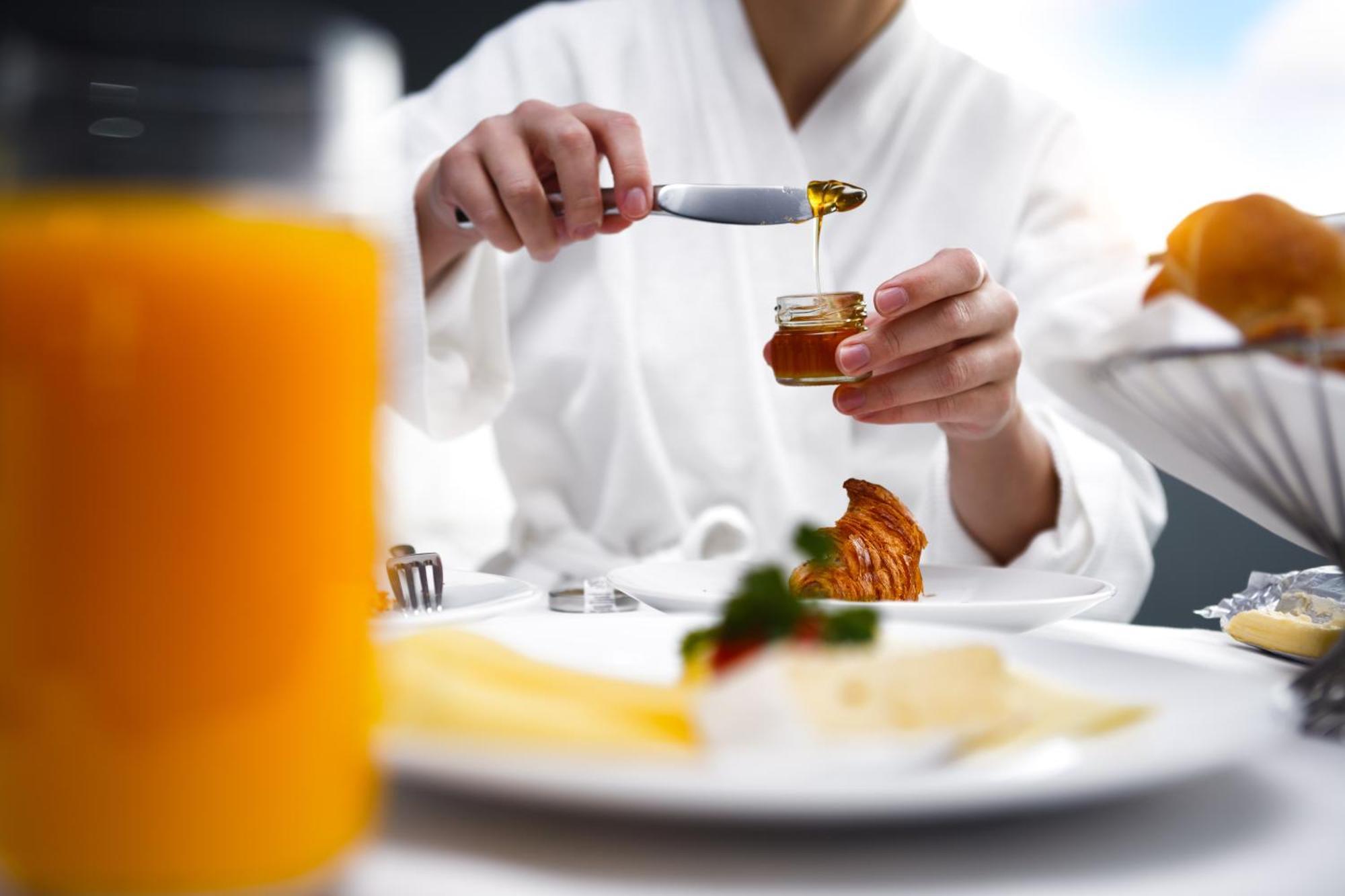Hyatt Regency Dusseldorf Hotel Екстериор снимка Honey being drizzled onto a croissant