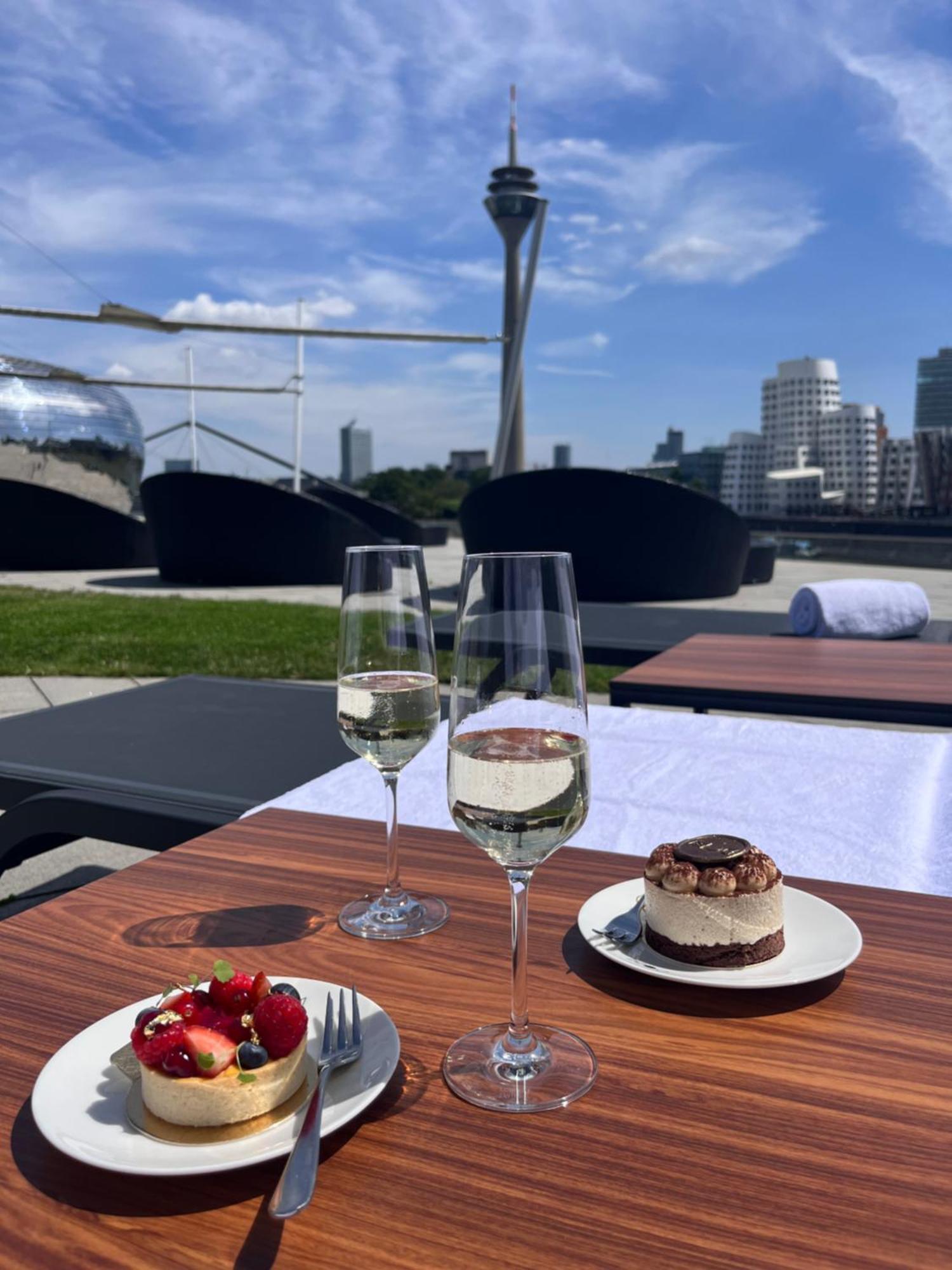 Hyatt Regency Dusseldorf Hotel Екстериор снимка The rooftop pool at the InterContinental London - The O2